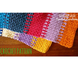Op de afbeelding: Een kleurrijk haakpatroon met een regenboog aan kleuren, waaronder blauw, turquoise, roze, rood, paars, geel en oranje. De tekst "CROCHET PATTERN" is zichtbaar in de linkerbenedenhoek van de afbeelding. De tekst "HOOKLOOPSARAH Crochet Creations" is zichtbaar in de rechterbovenhoek van de afbeelding.