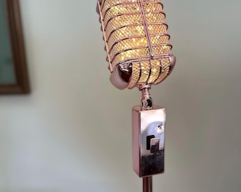 Lámpara con micrófono color oro rosa con luces LED blancas cálidas enchufables y control remoto.