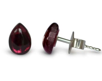 Garnet stud earrings, natural, red, teardrop, 7 x 5 mm, 925 silver