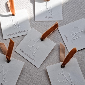 Custom embossed monogram place card l Wedding drinks tag l Minimalist wedding favour tag