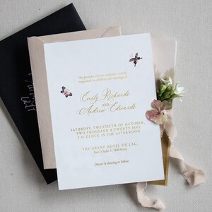 Inviti di nozze personalizzati con calligrafia a farfalla l Inviti di nozze di lusso in lamina d&#39;oro l Biglietto di nozze floreale l Invito di nozze unico fatto a mano