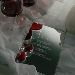 Menú de cócteles con espejo acrílico | Boda moderna de herencia | Decoración de mesa plateada para bodas