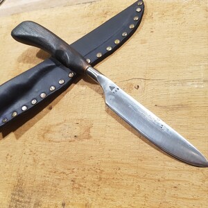 Handgeschmiedetes Universalmesser mit eingearbeiteter Platte.