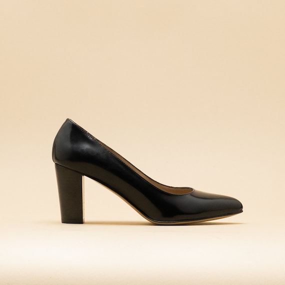 Black leather pointed toe pumps discount