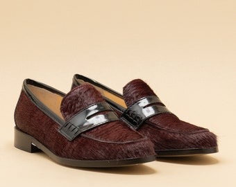 Dames bordeauxrode leren mocassin met print en zwart leer, bordeaux leren damesmocassin, dames platte mocassin