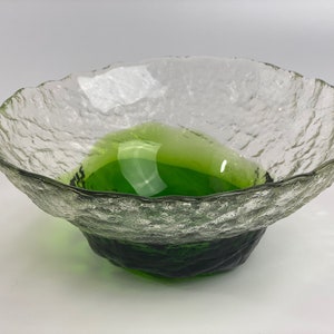 Bol en verre signé par Pertti Santalahti pour Humppila, Finlande, années 1970, verre vert et clair avec effet de glace