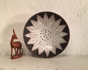 Anna-Lisa Thomson for Swedish Upsala Ekeby, Paprika bowl, 1940s-1960s, Swedish Mid Century pottery
