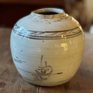 Antike handbemalte asiatische Keramikkrug Vase