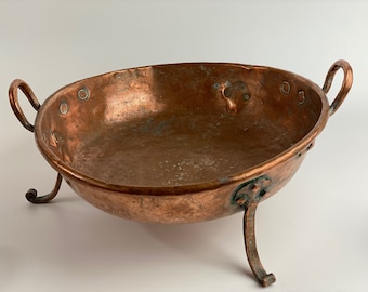 Plato de cobre antiguo en tres patas, siglo XIX