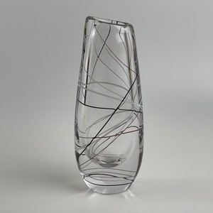 Vicke Lindstrand für Kosta in den 1950er Jahren. Vase mit weißem, schwarzem und rotem Faden