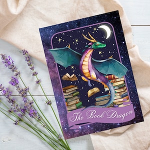 De boekdraak Tarotkaart | Cadeaus voor haar en hem | Fantasie | Handgemaakt - Digitale kunst | Cadeau afdrukken | Boek koopwaar