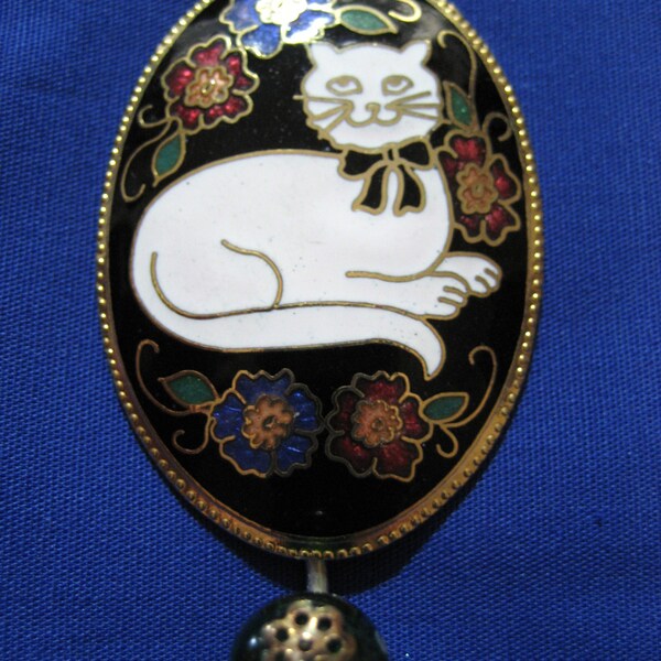 Magnetic Portuguese Knitting Pin Oval Cloisonne' Enamel White Cat with flowers on Black