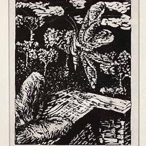 Puede incluir: Grabado en madera en blanco y negro de un árbol estilizado con una sola hoja, una figura y un edificio. La impresión está titulada "Sky That Says" y firmada "46/78".