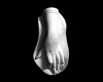 Moulage en plâtre à la main d'une femme, élégante sculpture blanche d'une partie du corps humain, Moulage de référence de l'artiste, Oeuvre d'art anatomique