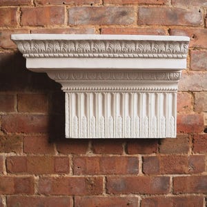 Grote architectonische kroonlijst acanthuswandplank – klassiek gecanneleerd gipsontwerp, handgegoten decoratief display van Nicholas H Wood Studio