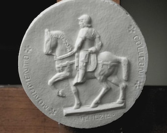 Relieve de yeso hecho a mano con medallón ecuestre