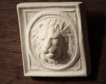 Handgefertigtes Gips Relief eines Löwenkopfes, Gipsabguss Architekturdetail, Renaissance Wandskulptur