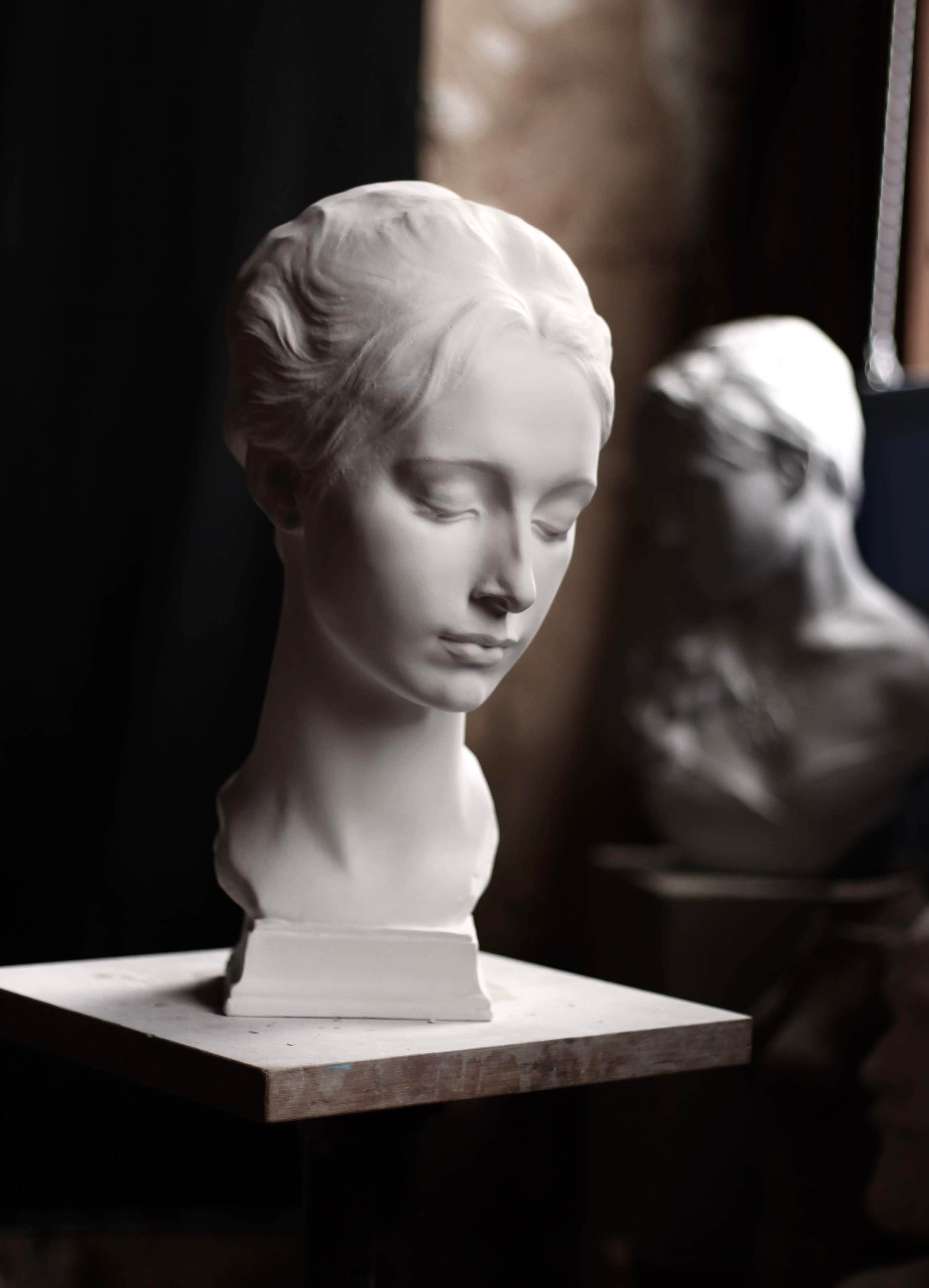 ガエターノ・チェリーニ作「少女の肖像」、女性の白い胸像、石膏像