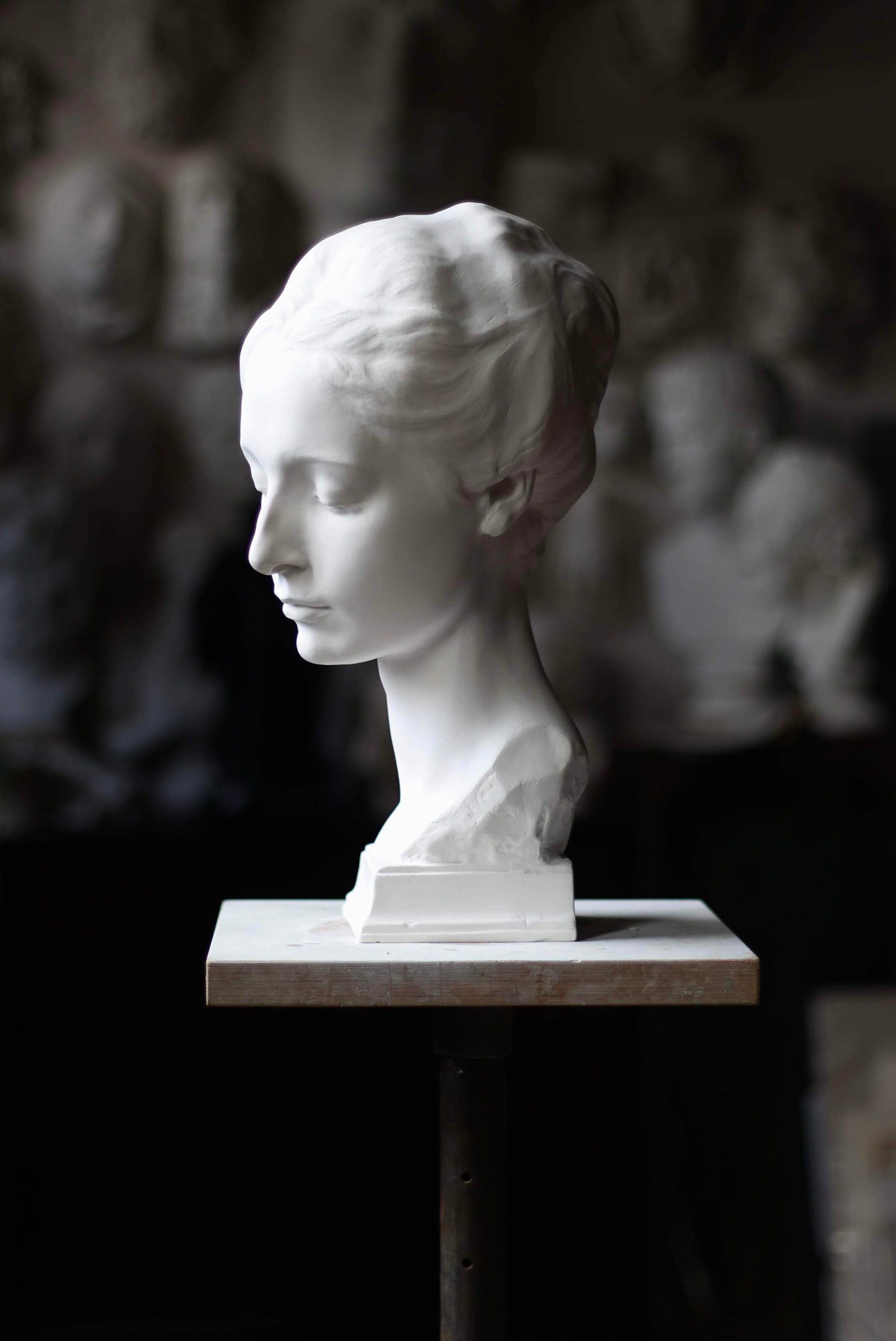 ガエターノ・チェリーニ作「少女の肖像」、女性の白い胸像、石膏像