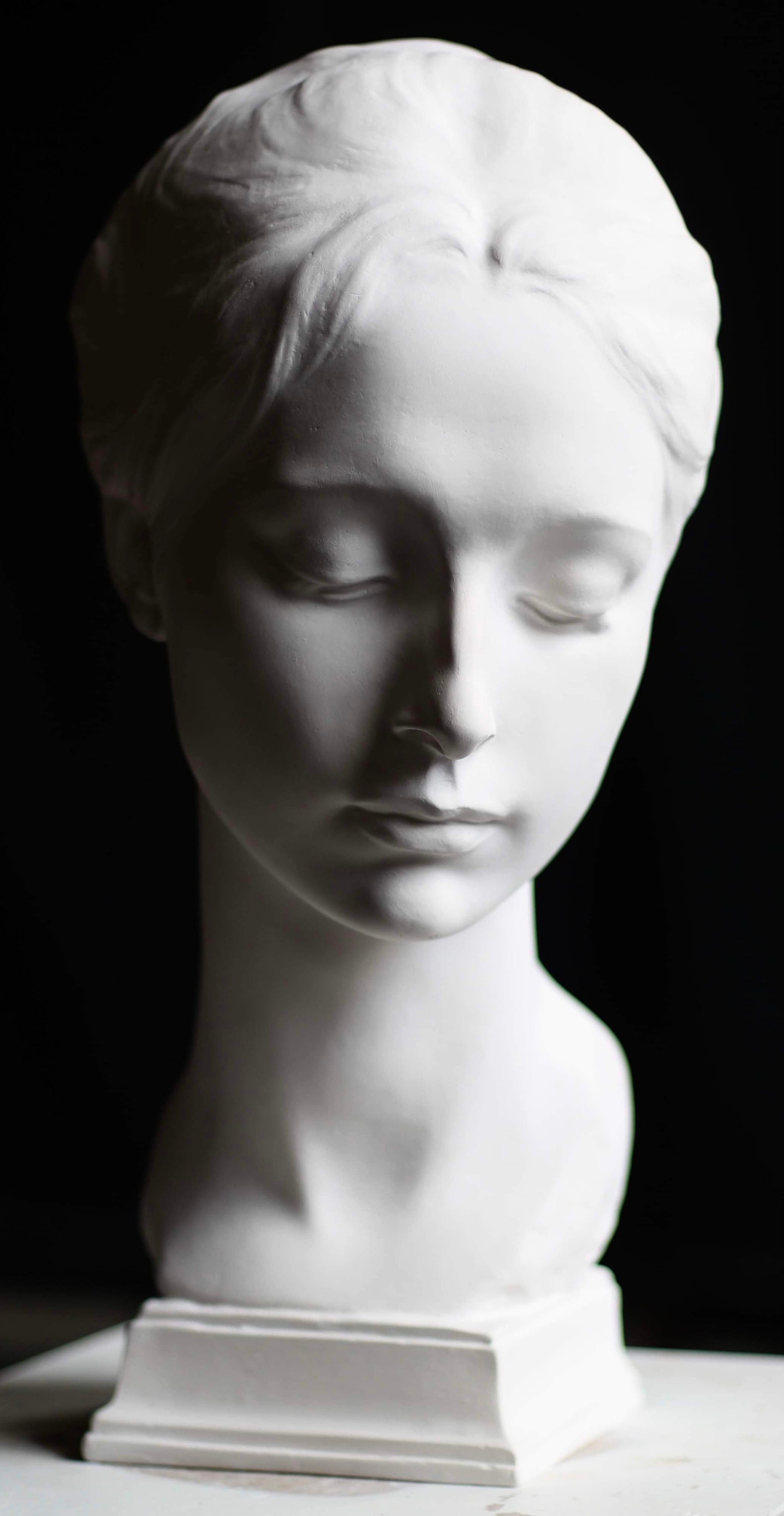 ガエターノ・チェリーニ作「少女の肖像」、女性の白い胸像、石膏