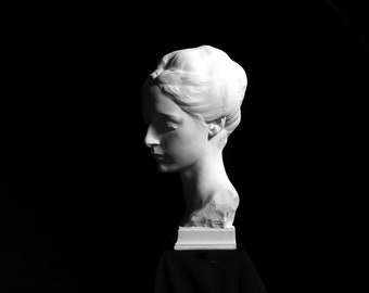 ガエターノ・チェッリーニ作「少女の肖像」 - 新古典主義様式の石膏