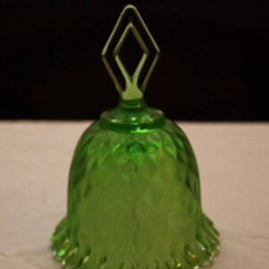 Vintage Fenton Threaded Diamond-Optic With Diamond Handle Bell, Springtime Green 8465 GT image 8