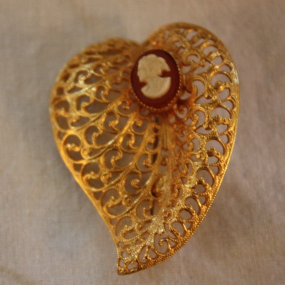 Vintage Filigree Cameo Heart Pin - image 5