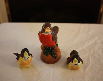 Vintage Ceramic Robin and Babies Set