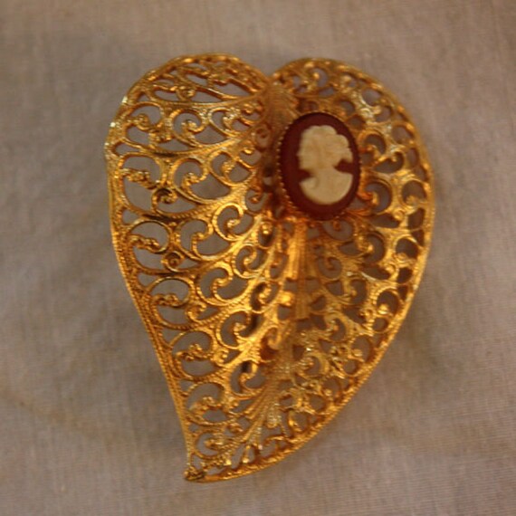 Vintage Filigree Cameo Heart Pin - image 6