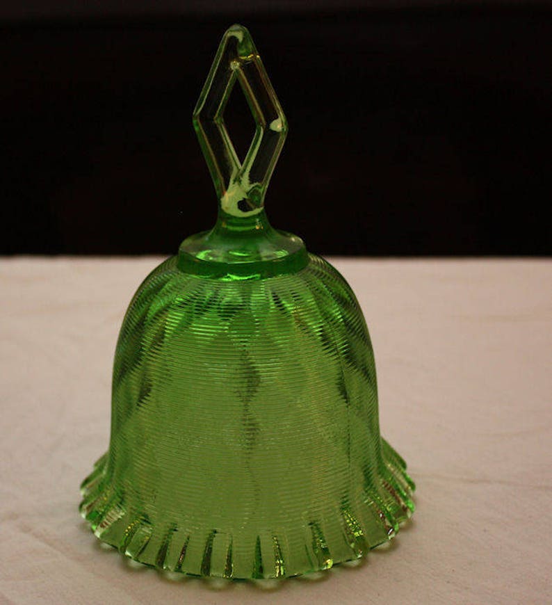 Vintage Fenton Threaded Diamond-Optic With Diamond Handle Bell, Springtime Green 8465 GT image 9