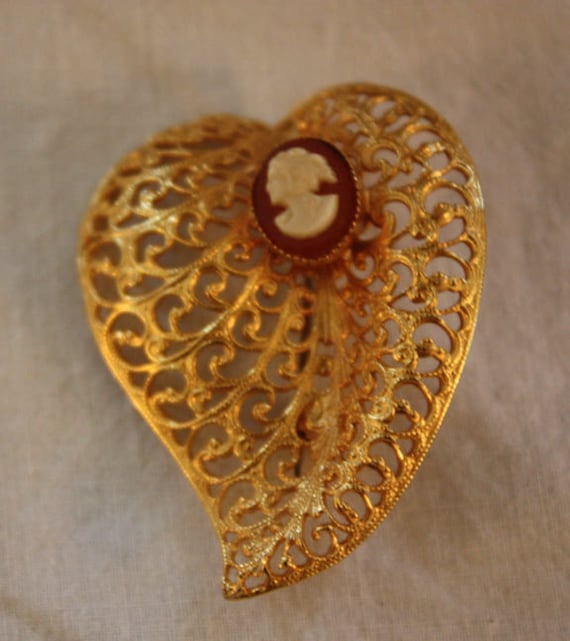 Vintage Filigree Cameo Heart Pin - image 7