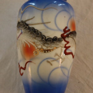 Vintage Japanese Hand Painted Moriage Gold-Rimmed Dragon Vase image 2