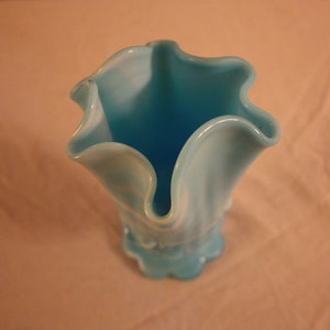 Vintage Fenton Blue Marble Blue Slag Cabbage Rose Handkerchief Vase 9254 MB image 5