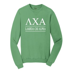 Peut inclure: Un sweat-shirt vert avec un lettrage blanc qui dit "ΛΧΑ Lambda Chi Alpha".