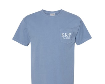 Kappa Kappa Psi, Pocket T-shirt met korte mouw met Est Year, beach washed comfy T-shirt, vintage look en feel