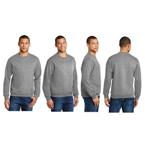 Peut inclure: Un sweat-shirt gris chin&eacute; &agrave; col rond et manches longues. Le sweat-shirt est pr&eacute;sent&eacute; sur un mannequin de face, de profil et de dos.