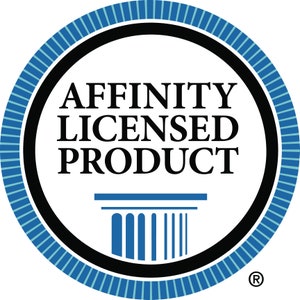 Peut inclure: Un sceau circulaire bleu et blanc avec le texte "AFFINITY LICENSED PRODUCT" en lettres noires. Une colonne stylis&eacute;e avec des piliers bleus se trouve sous le texte. Le sceau a une bordure noire et un anneau bleu et blanc autour du bord ext&eacute;rieur. La lettre "R" dans un cercle se trouve dans le coin inf&eacute;rieur droit.