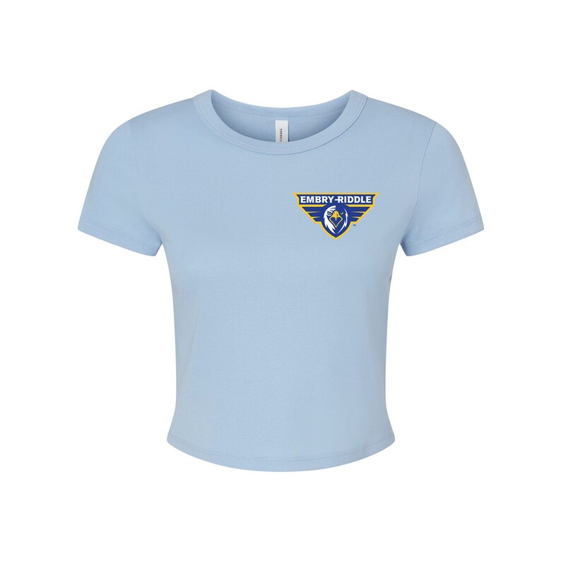 K&ouml;nnte beinhalten: Ein hellblaues, bauchfreies T-Shirt mit einem kleinen gestickten Logo auf der linken Brust. Das Logo ist ein blauer und gelber Adler mit dem Text "EMBRY-RIDDLE" dar&uuml;ber.