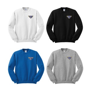 Pode incluir: Quatro sweatshirts de gola redonda em diferentes cores: branco, preto, azul royal e cinza mesclado. Cada sweatshirt apresenta um pequeno logotipo bordado no peito esquerdo que diz "SMART SKILLS" com um gr&aacute;fico de um globo com asas.