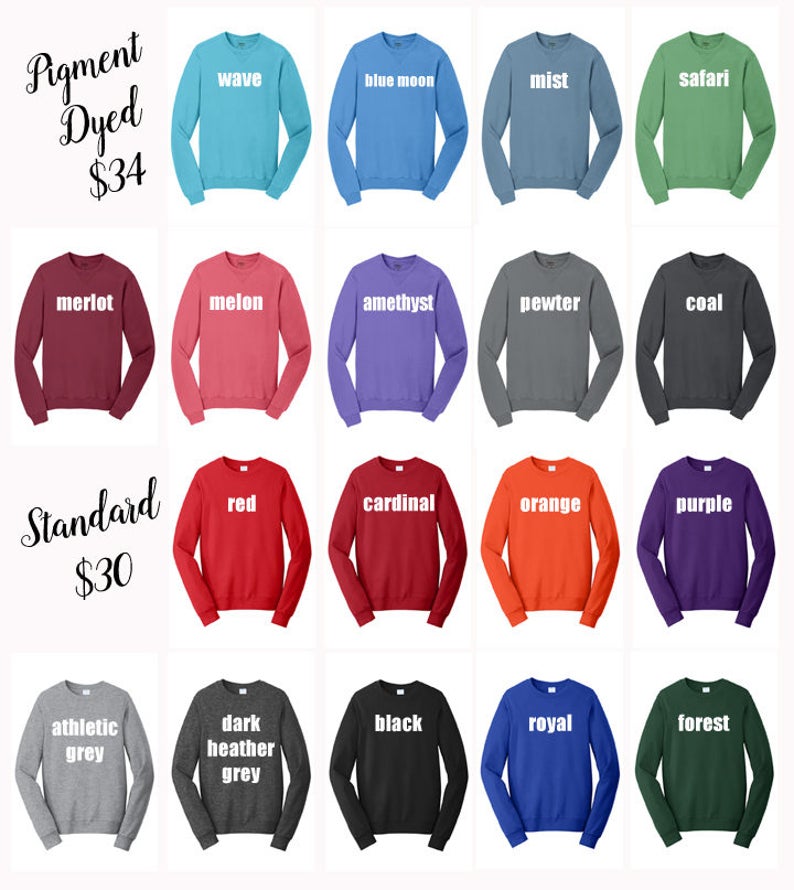 Op de afbeelding: Een tabel met 20 verschillende gekleurde sweatshirts met de woorden "Pigment Dyed $34" en "Standard $30" bovenaan. De sweatshirtkleuren omvatten wave, blue moon, mist, safari, merlot, melon, amethyst, pewter, coal, red, cardinal, orange, purple, athletic grey, dark heather grey, black, royal en forest.