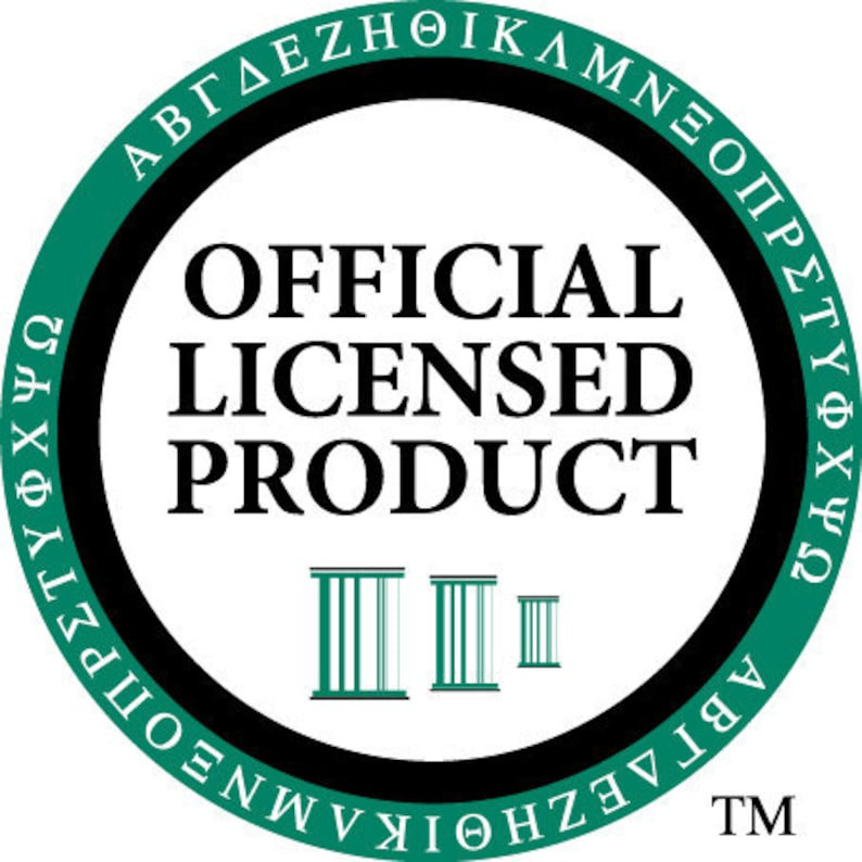 Puede incluir: Un sello circular negro y verde con el texto "OFFICIAL LICENSED PRODUCT" en blanco. El sello est&aacute; rodeado por un anillo de letras griegas en blanco. Las letras est&aacute;n dispuestas en c&iacute;rculo, comenzando por "&Alpha;&Beta;&Gamma;&Delta;&Epsilon;&Zeta;&Eta;&Theta;&Iota;&Kappa;&Lambda;&Mu;&Nu;&Xi;&Omicron;&Pi;&Rho;&Sigma;&Tau;&Upsilon;&Phi;&Chi;&Psi;&Omega;". El sello tambi&eacute;n incluye tres barras verticales en el centro, que representan el n&uacute;mero romano "III". El texto "TM" se encuentra debajo del sello.