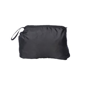 Puede incluir: Una bolsa negra con cremallera y cierre de cord&oacute;n. La bolsa est&aacute; hecha de un material ligero y resistente al agua.