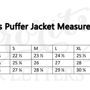 以下が含まれることがあります： XS から 3XL までのサイズで、パファージャケットの寸法を示す表。寸法は、胸囲、袖丈、着丈で示されています。寸法はインチで表示されています。