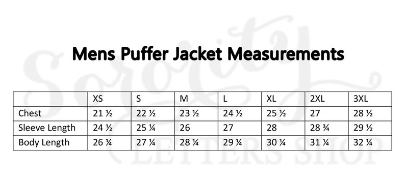 以下が含まれることがあります： XS から 3XL までのサイズで、パファージャケットの寸法を示す表。寸法は、胸囲、袖丈、着丈で示されています。寸法はインチで表示されています。