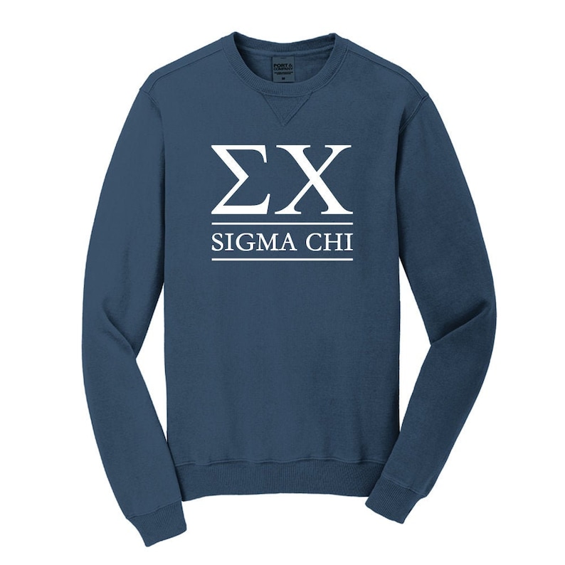 Może przedstawiać: Granatowa bluza z białym napisem "&Sigma;&Chi; Sigma Chi".