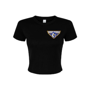 K&ouml;nnte beinhalten: Schwarzes T-Shirt mit kurzen &Auml;rmeln und einem kleinen gestickten Logo auf der linken Brust. Das Logo ist ein blauer und goldener Adler mit dem Text "EMBRY-RIDDLE" dar&uuml;ber.
