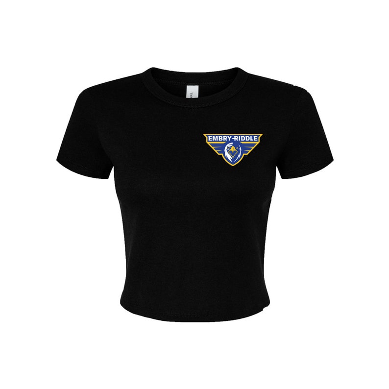 K&ouml;nnte beinhalten: Schwarzes T-Shirt mit kurzen &Auml;rmeln und einem kleinen gestickten Logo auf der linken Brust. Das Logo ist ein blauer und goldener Adler mit dem Text "EMBRY-RIDDLE" dar&uuml;ber.