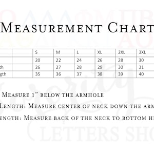 Peut inclure: Un tableau des tailles pour les v&ecirc;tements avec des mesures en pouces pour la poitrine, la longueur du corps et la longueur des manches. Le tableau comprend les tailles S, M, L, XL, 2XL, 3XL et 4XL. Le texte sous le tableau indique "CHEST: MEASURE 1" BELOW THE ARMHOLE", "SLEEVE LENGTH: MEASURE CENTER OF NECK DOWN THE ARM TO HEM", et "BODY LENGTH: MEASURE BACK OF THE NECK TO BOTTOM HEM".