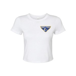 K&ouml;nnte beinhalten: Wei&szlig;es, kurzes T-Shirt mit einem gestickten Logo in Blau und Gold, auf dem "Embry-Riddle" steht.