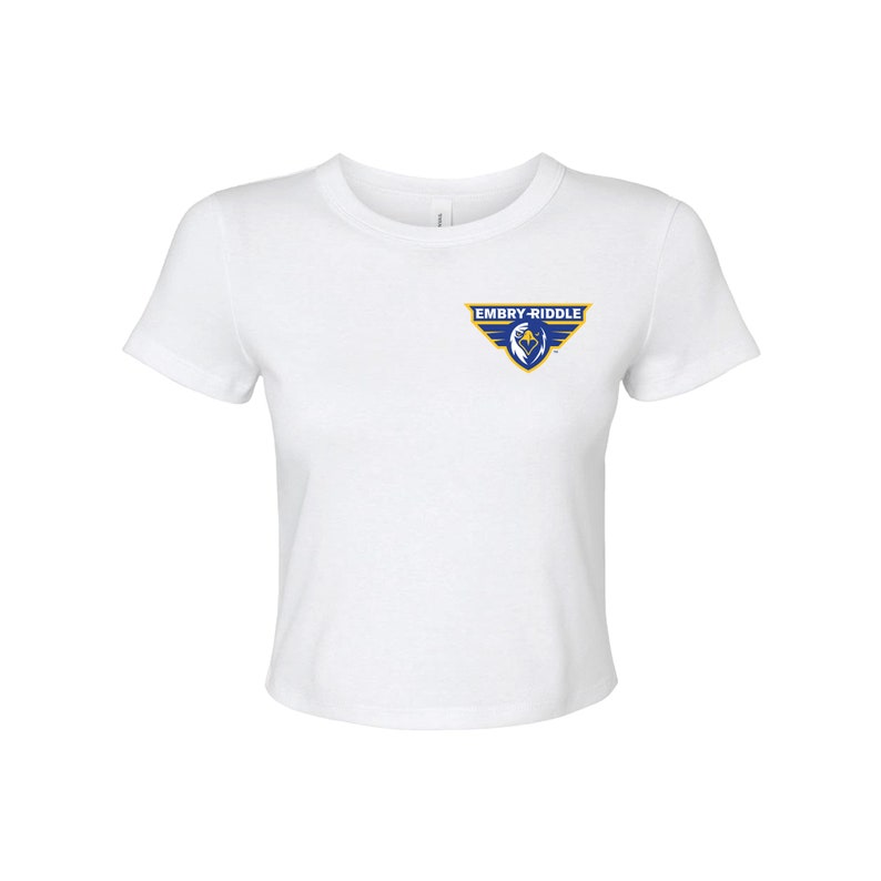 K&ouml;nnte beinhalten: Wei&szlig;es, kurzes T-Shirt mit einem gestickten Logo in Blau und Gold, auf dem "Embry-Riddle" steht.